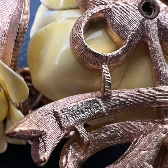 Rare Vintage Crown Trifari Yellow Flower brooch and clip on earrings Set - Picture 5 of 6